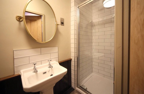Gwynedd- Snowdonia House | Comfortable Stay at Pont Y Pair Inn with Family-Friendly Perks