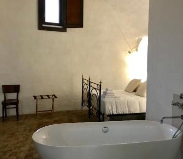 Gravina in Puglia Bed & Breakfast | Pet-Friendly Ponticelli B&B Boutique with Hot Tub and Dining