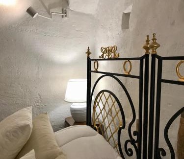 Gravina in Puglia Bed & Breakfast | Pet-Friendly Ponticelli B&B Boutique with Hot Tub and Dining