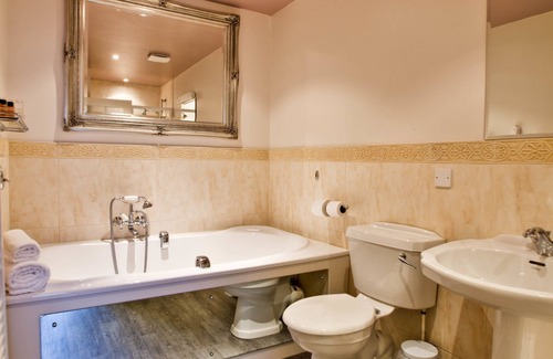 Chelmsford Hotel | Experience Comfort at Pontlands Park with Pool & Spa