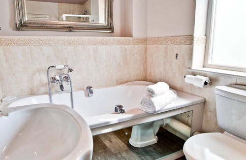 Chelmsford Hotel | Experience Comfort at Pontlands Park with Pool & Spa