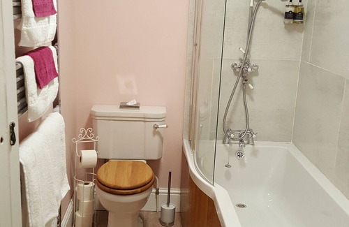 Ammanford Bed & Breakfast | Comfortable Pontyclerc Farm House B&B - Guest Rated 10/10