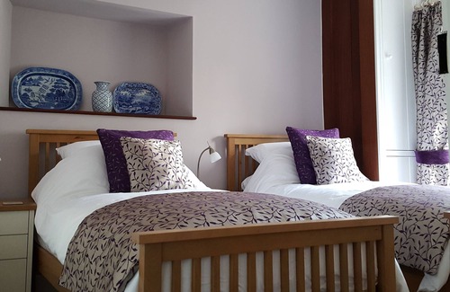 Ammanford Bed & Breakfast | Comfortable Pontyclerc Farm House B&B - Guest Rated 10/10
