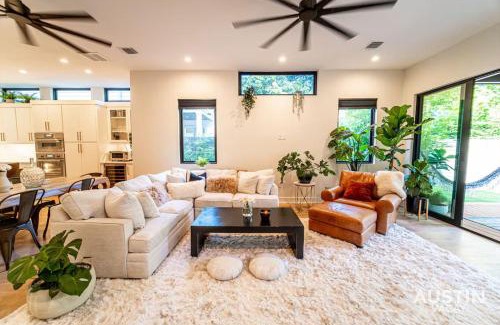 Holly House | Pool 4BR 3BA Sleeps 8 w Patio Grill by Austin Vacay