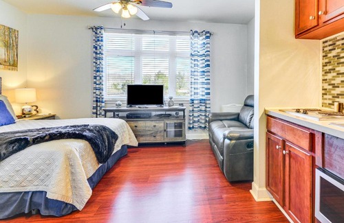 Huddleston Apartment | Pool and Lake Access Mariners Landing Resort Studio