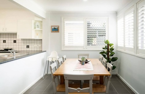 Killarney Vale House | Pool and Spa on the Lakefront Killarney Vale