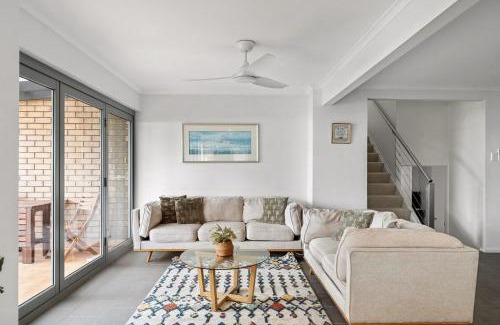 Killarney Vale House | Pool and Spa on the Lakefront with Suite Studio