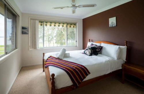 Killarney Vale House | Pool and Spa on the Lakefront with Suite Studio