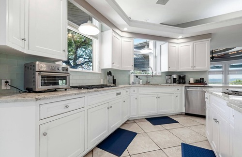 Glenlake House | Picturesque Point: Pool, Spa & Breathtaking Lake Views