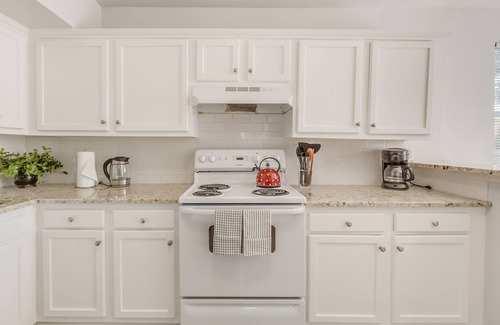 Arlington House | Relaxing Poolside Retreat Near JU and Downtown Attractions