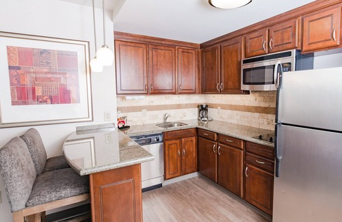 Wilmington Condo | Ideal Groups Retreat: Pool, Gym & Breakfast Near the Beach