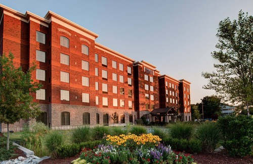 Wilmington Condo | Ideal Groups Retreat: Pool, Gym & Breakfast Near the Beach