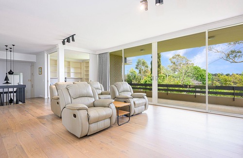 East Lindfield House | Relaxing Retreat with Pool and Scenic Bush Views