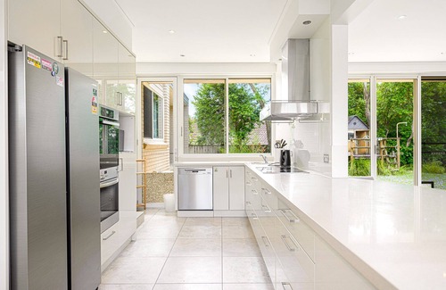 East Lindfield House | Relaxing Retreat with Pool and Scenic Bush Views