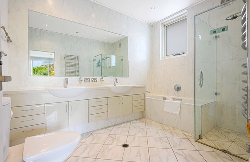 East Lindfield House | Relaxing Retreat with Pool and Scenic Bush Views