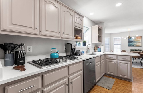 The Hermitage House | Pool Getaway | Movie Room | Games | Yard BBQ Pets