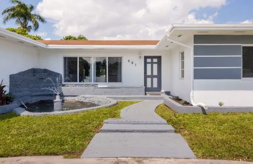 West Little River House | Exceptional N.Miami Beach Pool Home for Family Gatherings