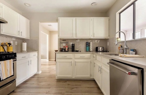 The Hermitage House | Stylish 4BR Retreat with Pool & Family-Friendly Amenities