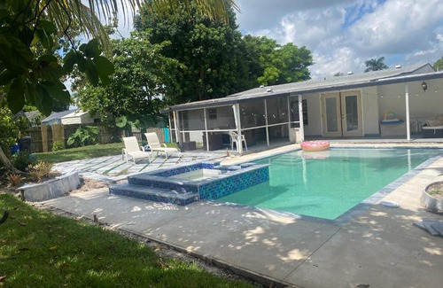 Florida Gardens Apartment | Perfect Getaway: Pool House with Hot Tub & Fire Pit