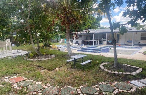 Florida Gardens Apartment | Perfect Getaway: Pool House with Hot Tub & Fire Pit