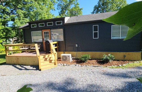 Old Fort House | Pool is OPEN! Mountain views, hiking, biking, 25 minutes to AVL