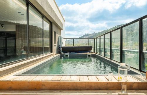 Haifa Apartment | Elegant 2-Bedroom Penthouse with Pool and Jacuzzi