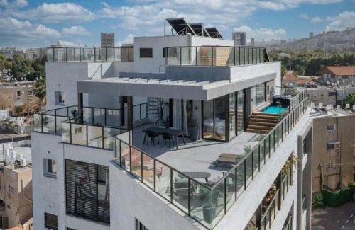 Haifa Apartment | Elegant 2-Bedroom Penthouse with Pool and Jacuzzi