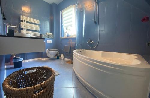 Markkleeberg House | Relaxing Pool & Lake Holiday Home with Oceanfront Views