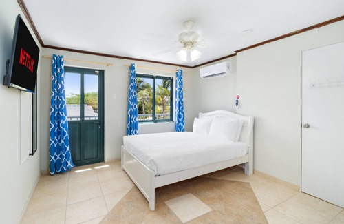 Paradera House | Experience Poolside Paradise with Hammocks & Palapas!