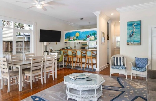 Old Town Apartment | Unforgettable Stay at Sunnyside Up | Pool & Ocean Views