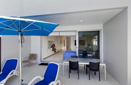 Port Douglas Apartment | Relax at Pool Resort Port Douglas - 4 Star Family Retreat