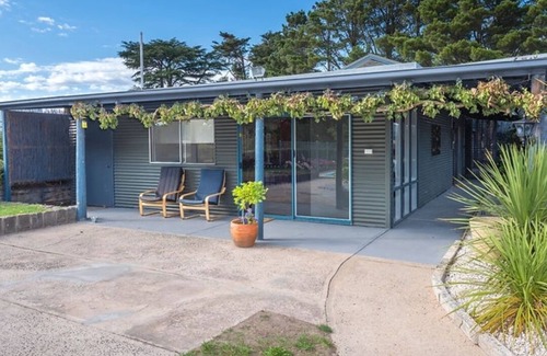 Kyneton Cottage | Tranquil Pool Room with Breathtaking Views - Rated 9.6/10