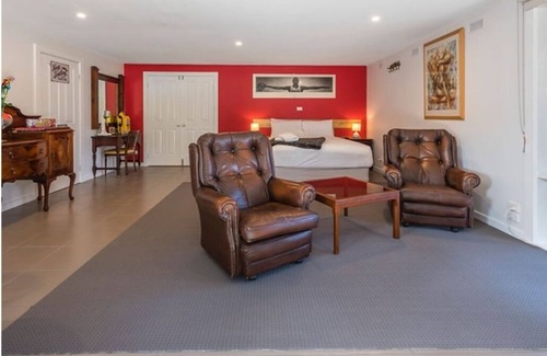 Kyneton Cottage | Tranquil Pool Room with Breathtaking Views - Rated 9.6/10