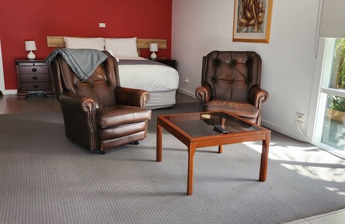 Kyneton Cottage | Tranquil Pool Room with Breathtaking Views - Rated 9.6/10