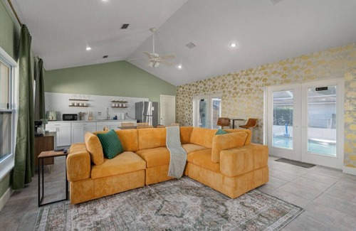 Auburndale House | Pool + Sleeps 8 + 30mi Legoland