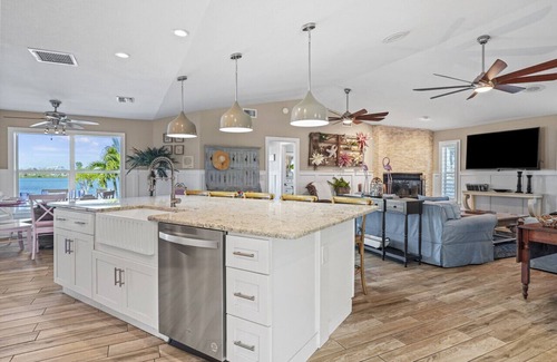 Cape Coral House | Discover Paradise: Pool, Spa & Adventure Await You