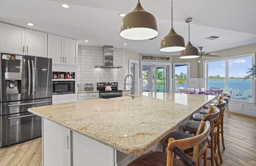 Cape Coral House | Discover Paradise: Pool, Spa & Adventure Await You