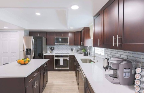 Pinellas Park House | Pool Table, Minigolf, Games @ Pondside FunHouse
