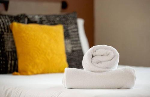 Highland Park House | POOL - Theater KING BED & 7 minutes to RiverWalk
