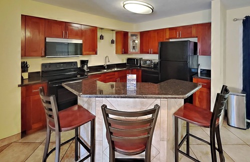 Put-in-Bay Condo | Inviting Pool View Condo for 8 with Modern Kitchen & Amenities
