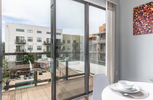 Dallas Apartment | Relaxing Pool View 2-Bedroom Suite in Central Dallas
