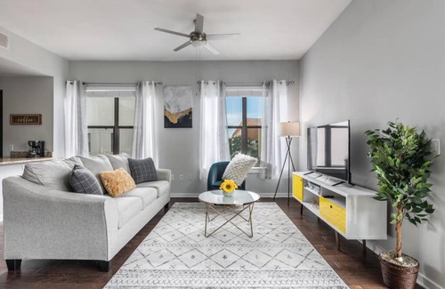 Dallas Apartment | Relaxing Pool View 2-Bedroom Suite in Central Dallas