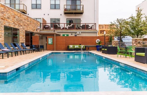 Dallas Apartment | Relaxing Pool View 2-Bedroom Suite in Central Dallas