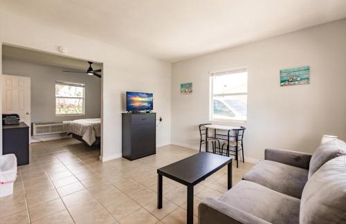 Biggar House | Cozy Poolfront Cottage Steps from the Beach with Kitchen