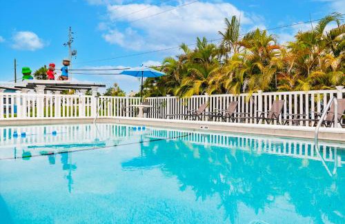 Biggar House | Cozy Poolfront Cottage Steps from the Beach with Kitchen