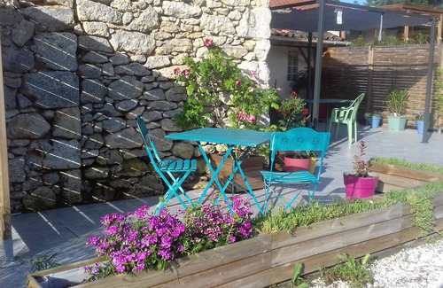 Cezan Bed & Breakfast | Idyllic Poolside B&B in Renovated Farmhouse Getaway