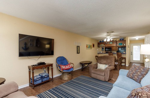 Corpus Christi Condo | Relaxing Poolside Condo with Private Balconies & Ocean Views