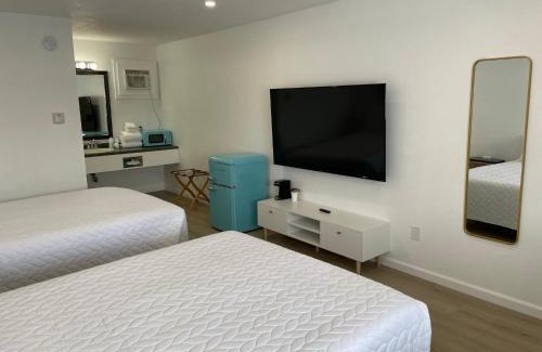 Lake City Hotel | Inviting Poolside Double Rooms with Family-Friendly Amenities