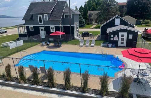 Lake City Hotel | Inviting Poolside Double Rooms with Family-Friendly Amenities