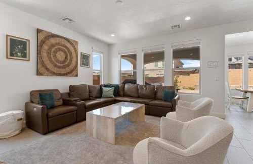 Washington House | Relax by the Pool at Gathering Home with Family Amenities